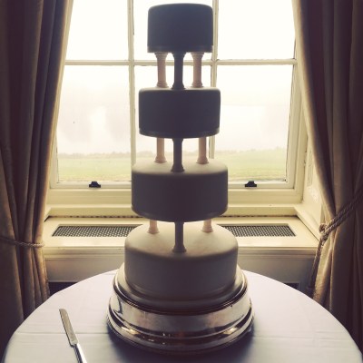 wedding-cake-with-pillars